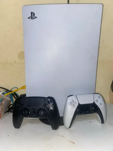 PlayStation 5 Versão Digital + 2 Controles Originais (Perfeito Estado)