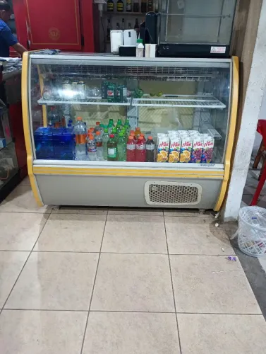 Vendo balcão expositor que gela e um forno industrial p/ pizzaria 