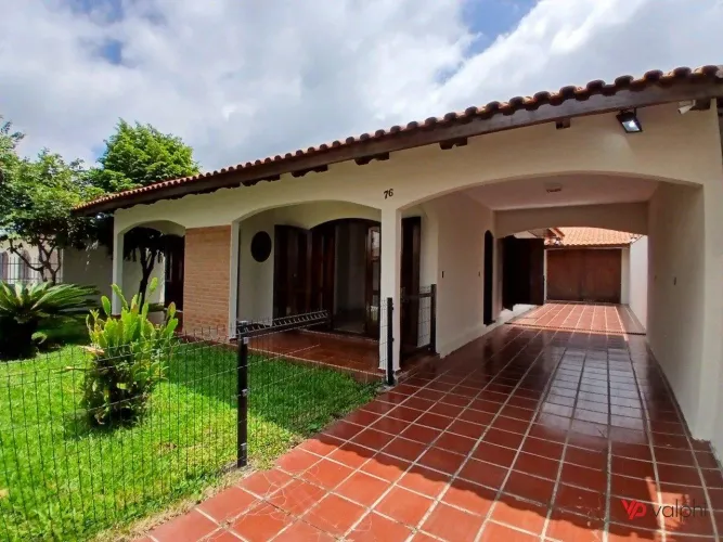 Casa com 03 quartos à venda no Campo Comprido