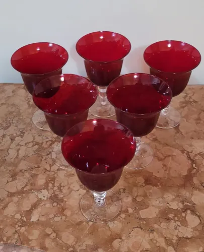 Taças de vinho vermelho murano style