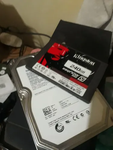 2 hd   1 de 1 tera  o outro é  ssd  de 240 gigas