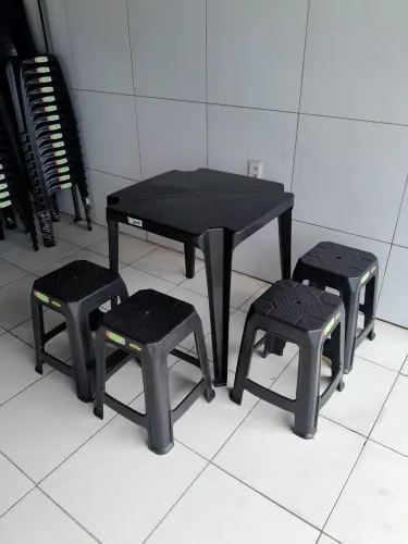 conjunto de mesa e bancos na cor preta apenas 130 reais avista