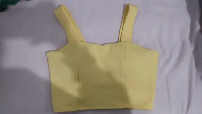 Top amarelo