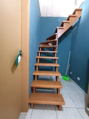 Escada em madeira beneficiada tipo L sem guarda corpo