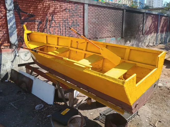 Barco de madeira revestido + 2 remos