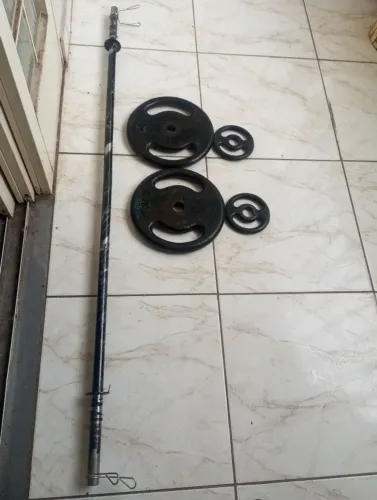 Anilhas é barra oca, conjunto de musculação.