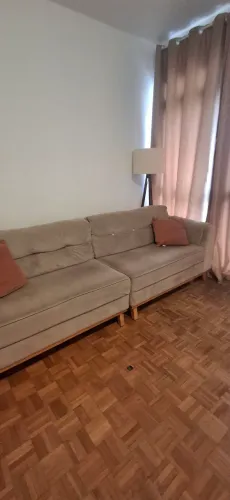 Vendo Lindo Sofá. Ele não é tamanho padrão,  é maior. 800 reais.