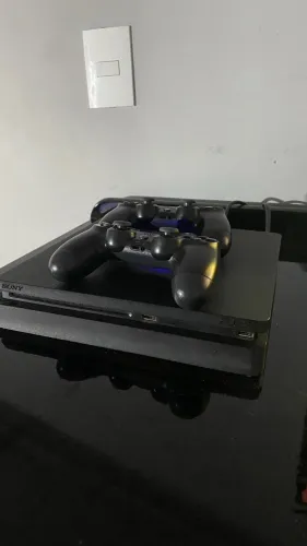 PS4 Slim de 500GB com 2 controles ?