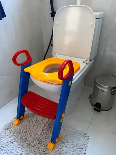 Escada infantil redutora de vaso sanitário