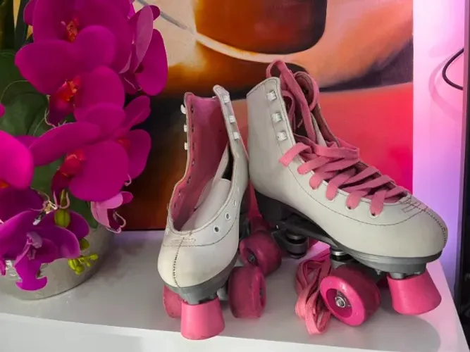Patins Quad Branco e Rosa ? usado ? retirada na Sé Vendo patins quad tradicional de 4 rod