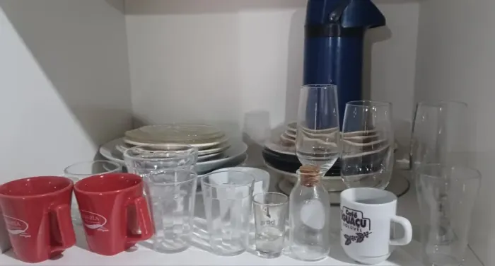 Conjunto de cozinha com copos, pratos, taças, xícaras e garrafa térmica.