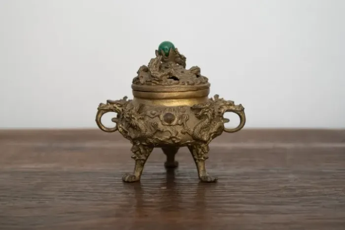 Incensario tripe com pedra jade