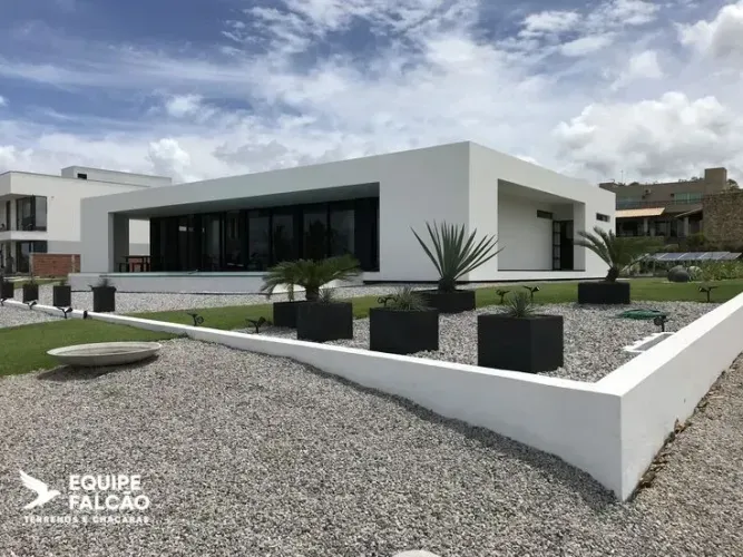 Terraplanagem e platô já inclusos para facilitar sua obra.