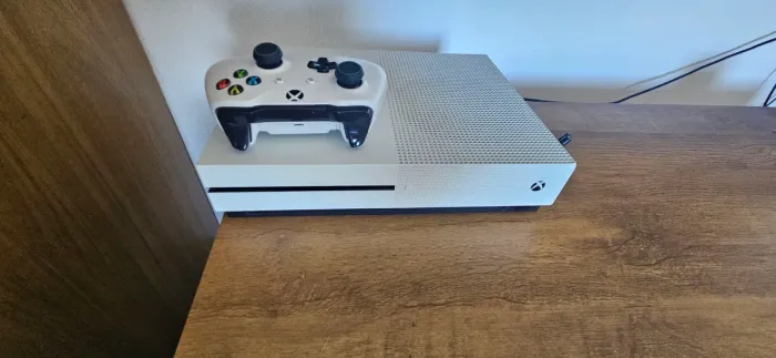 Xbox one s + Apple what SE