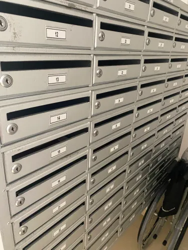 Vendo armário novo de correspondência com 60 repartições