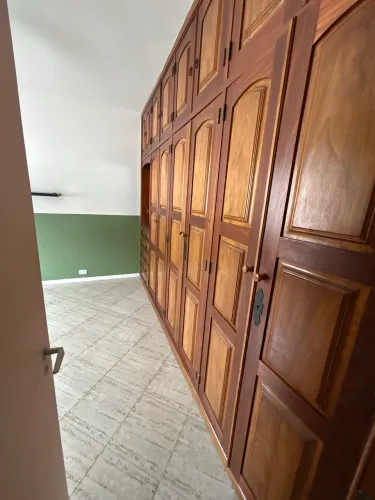 Amario antigo madeira maciça (portas, gavetas, prateleiras e ferragens)