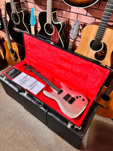 Guitarra Savage superstrato HS zerada cap EMG na ponte com hardcase ANALISO TROCAS