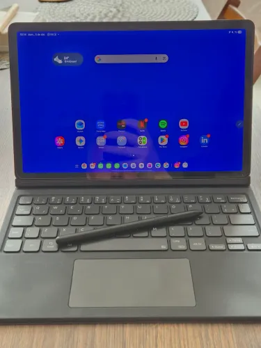 Tablet Samsung Galaxy Tab S9 com capa teclado