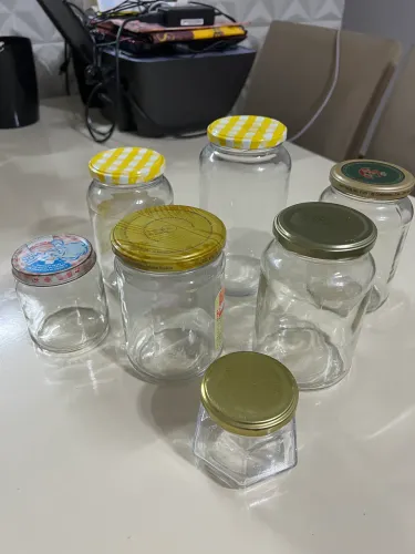 Kit para artesanato com 07 potes de vidro de tamanhos diferentes.