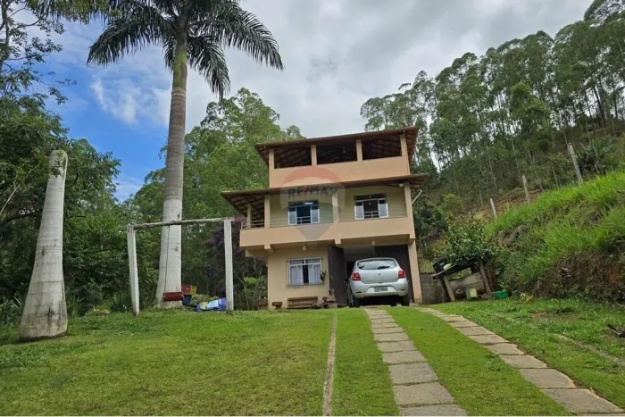 Ótima Granja Triplex com 3 quartos, no Condomínio Granjas Colorado na Cidade de Chácara -