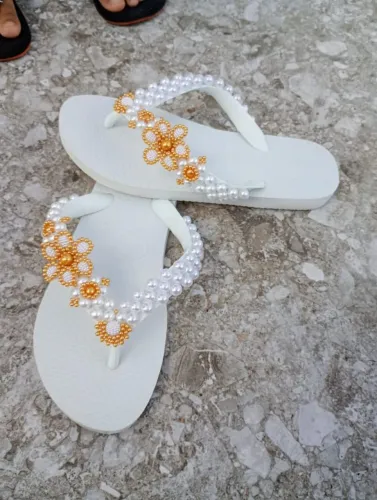 Havaianas decorada com pérolas 