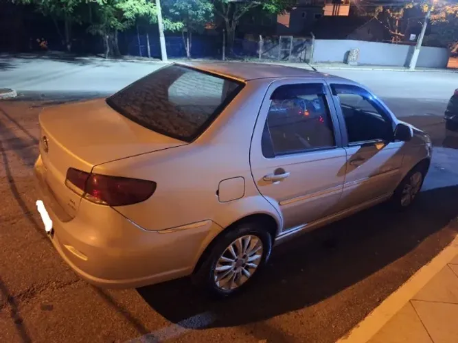 Fiat Siena Essence 1.6 Flex 16V 4P 2012