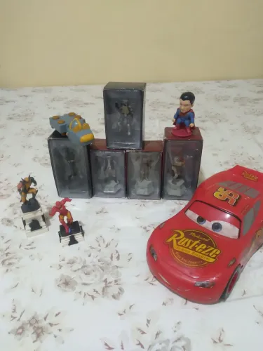 Lote Brinquedos e colecionáveis Marvel,Star wars,Superman,carros
