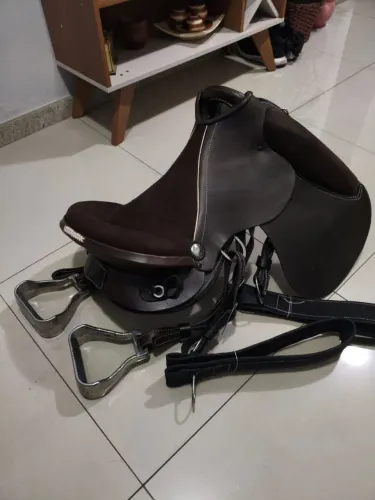 Vendo cela top zera, nunca usada e completa 17 polegada