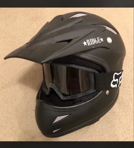 Capacete BMX (RIDGE) + Óculos (FOX) com lente (OAKLEY)