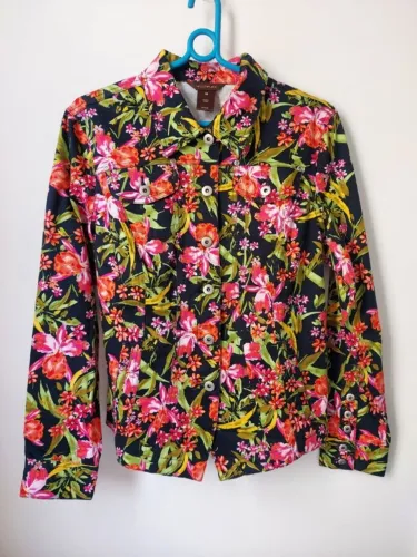 jaqueta feminina multiples com estampa floral vibrante