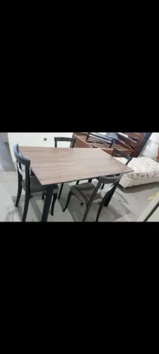 Mesa usada com 4 cadeiras(OBS:Leia a descrição)