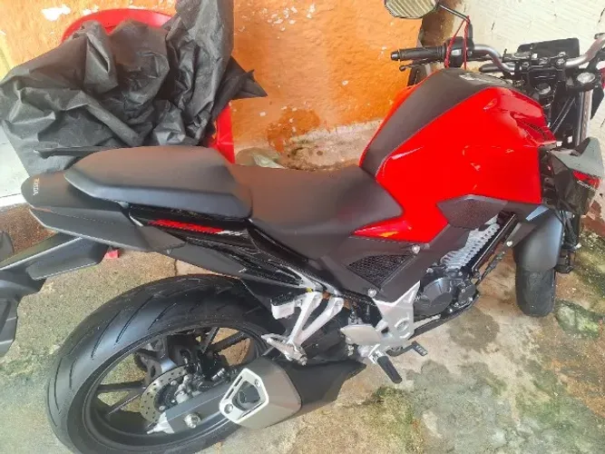 Honda CB 300 - Forte, Econômica e Confiável
