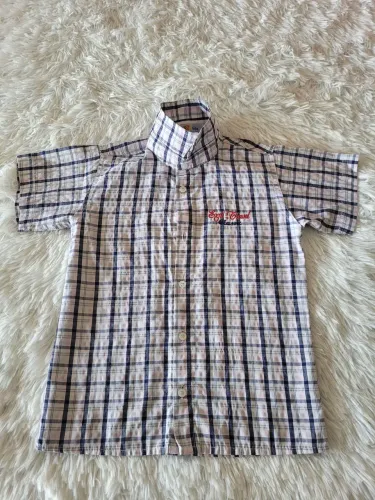 camiseta xadrez tamanho 4 falta um botão