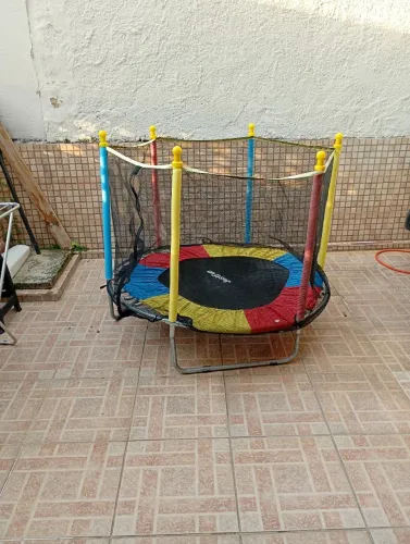 Vendo pula pula pra criança até 7 anos muito novo