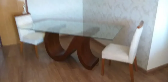 Vendo sala de jantar em madeira 8 cadeira mesa e aparador.