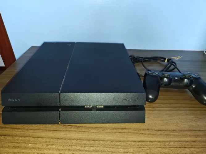 Vendendo ps4 com 2 controles