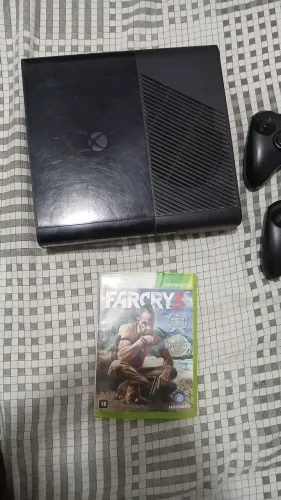 Xbox super slim com fio, com 1 jogo, e jogos internos, 3 controles (2 com defeito)
