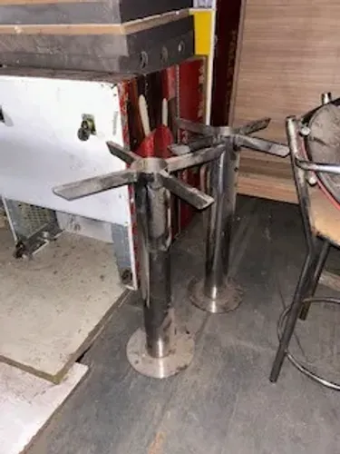 pés de mesa - de ferro cromado de fixar no chão