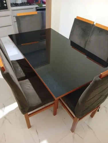 Mesa de jantar com 6 cadeiras