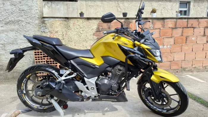 Vendo ou troco CB300F Twister ABS 2023