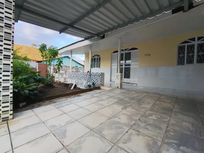 CASA COM GARAGEM PARA CARRO E MOTO, LOCALIDADE MUITO BOA, DISPONÍVEL PARA VENDA.
