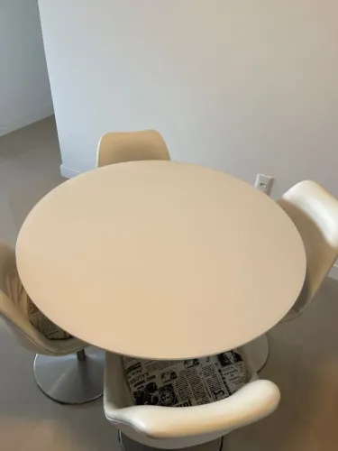 Mesa de jantar c/ 4 cadeiras.