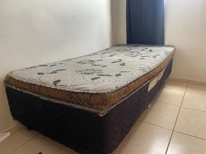 Vende-se cama box de solteiro em bom estado
