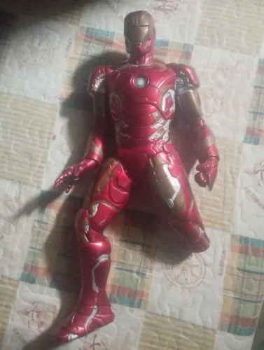 Boneco do Homem de Ferro de Borracha 50cm (perna quebrada)