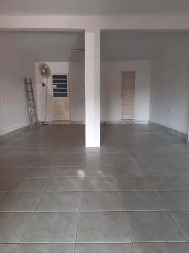 Aluga-se loja comercial na avenida da SQ 17