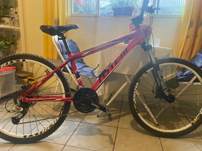 Bike aro 26 com pneus novos , e com pequenas avarias