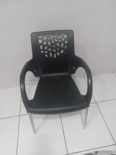 Vendo uma cadeira designer moderno muito resistente que combina em qualquer espaço