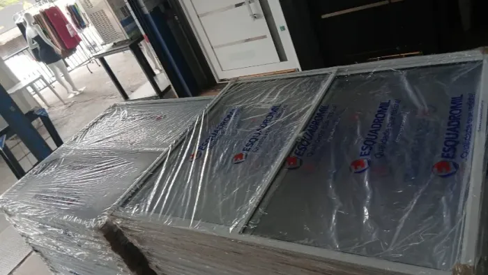 FÁCIL DE INSTALAR E DE QUALIDADE - JANELA C/ VIDRO BRANCA 1X1 A VISTA R$179,90