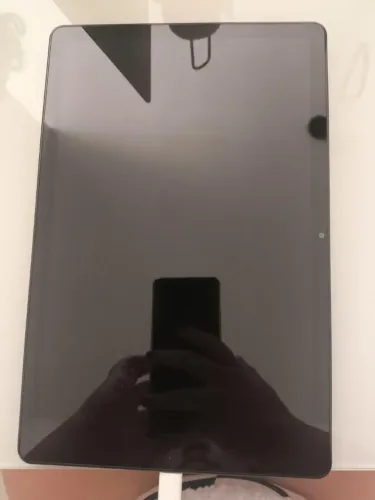 Vendo Samsung Galaxy Tab A9+, modelo SM-X210, na cor grafite.