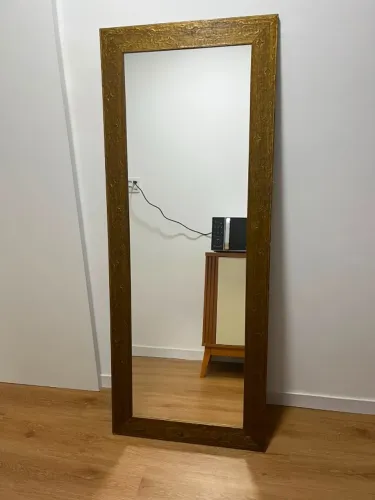 Espelho de chão com moldura dourada estilo clássico